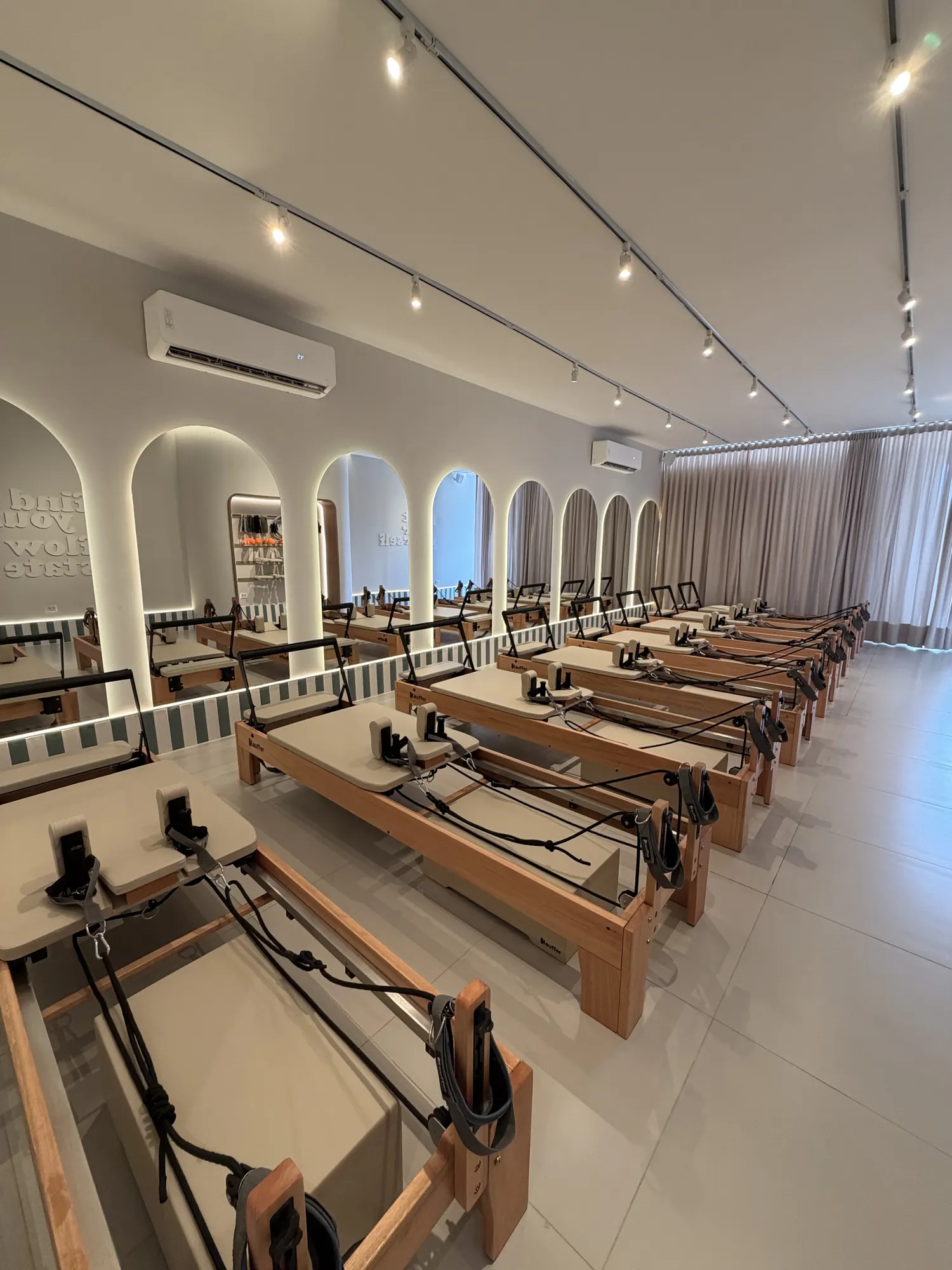 Salão do Söe com os oito reformers Kauffer diante dos arcos iluminados